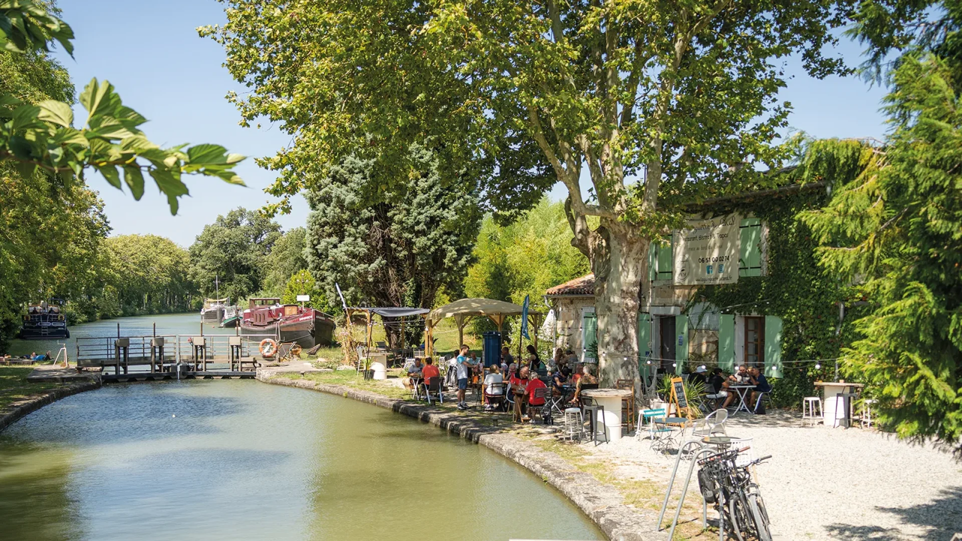 Guinguette sur le canal du Midi